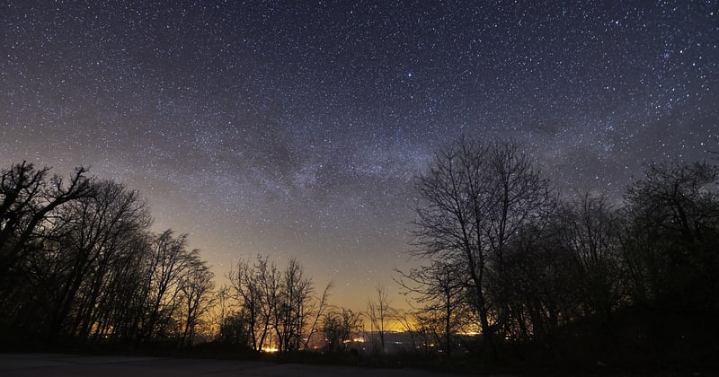 Observer les étoiles au camping sans pollution lumineuse