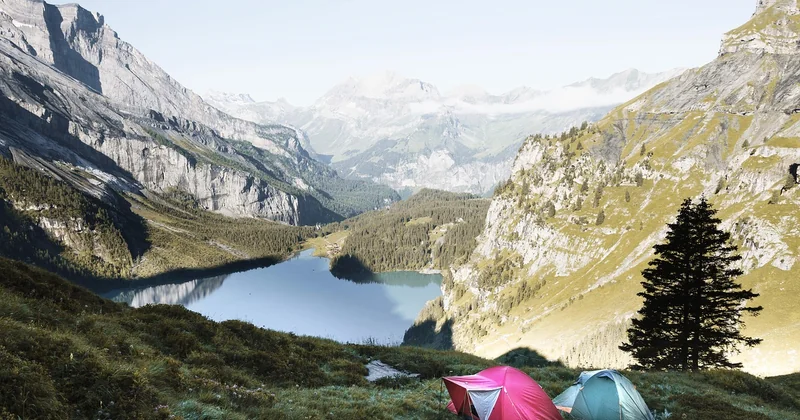 Comment fixer une moustiquaire en camping sans percer ni bricoler ?