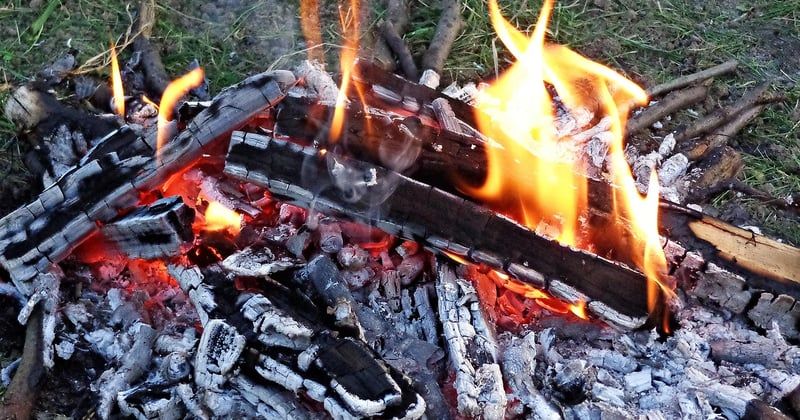 Allumer un feu de camp sans briquet : 7 astuces qui fonctionnent vraiment
